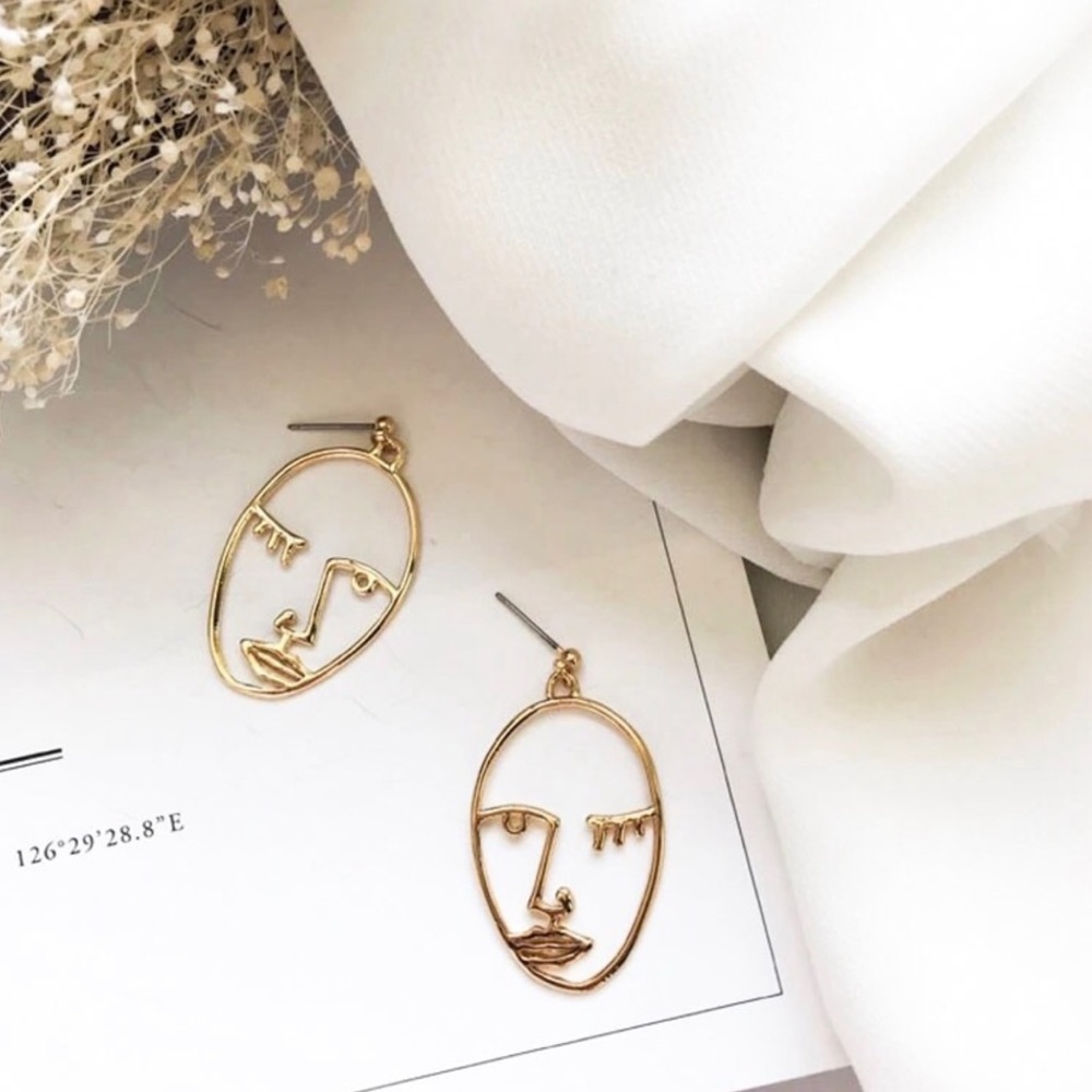n e w | gold abstract line art earrings | beauty is in the eye of the beholder ✨